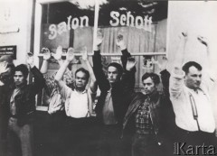 1.09.1939, Wolne Miasto Gdańsk.
Aresztowani Polacy stoją z podniesionymi rękami przed witryną 