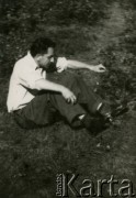 Po 1945, prawdopodobnie Kraków, Polska.
Architekt Eugeniusz Lewicki siedzi na trawie.
Fot. NN, kolekcja Eugeniusza Lewickiego, zbiory Ośrodka KARTA