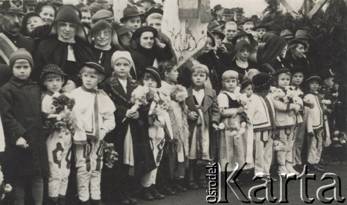 11.11.1938, Karwina, Zaolzie.
Obywatele Karwiny oczekują na przyjazd prezydenta Ignacego Mościckiego.
Fot. NN, zbiory Ośrodka KARTA, kolekcja Władysława Owczarzego
