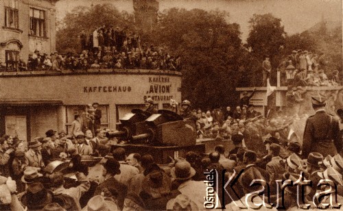 02.11.1938, Cieszyn, Zaolzie.
Powitanie wkraczającego Wojska Polskiego na moście w Cieszynie. Na drugim planie kawiarnia 
