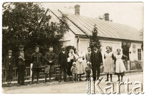 Po 1928, Markloviec.
Przed sklepem Jana Guńki.
Fot. NN, zbiory Ośrodka KARTA, kolekcja Władysława Owczarzego