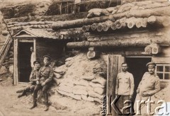 Czerwiec 1917, Jatnik k/Nowoaleksandrowska, Rosja.
 Oficerowie i szeregowi armii rosyjskiej przy ziemiance - punkcie sanitranym. Podpis na odwrocie: 