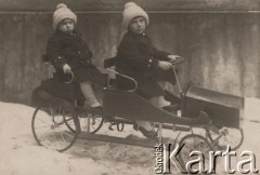 Lata 20-te, Wiedeń, Austria.
 Dwoje dzieci w samochodzie na pedały.
 Fot. Fritz Hrad, zbiory Ośrodka KARTA, udostępnił Stanisław Blichiewicz
   

