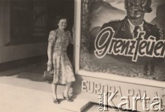 1939, Niemcy.
 Kobieta stojąca przed kinem 