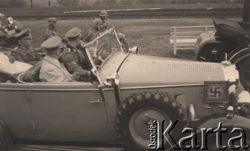 Październik 1939, Polska.
 Adolf Hitler (w samochodzie z przodu) w trakcie wizyty w Polsce, kierowca z jednostki SS. 
 Fot. NN, zbiory Ośrodka KARTA, udostępnił Stanisław Blichiewicz
   
