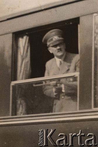 Wrzesień 1938, Monachium, Niemcy.
 Adolf Hitler w oknie pociągu.
 Fot. NN, zbiory Ośrodka KARTA, udostępnił Stanisław Blichiewicz
   
