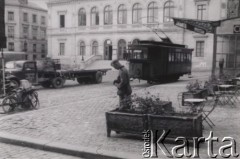 Czerwiec 1940, Francja.
 Kapral Wehrmachtu robiący zdjęcia na ulicy, za nim tramwaj.
 Fot. NN, zbiory Ośrodka KARTA, udostępnił Stanisław Blichiewicz
   
