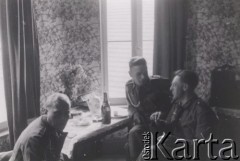 Czerwiec 1940, Francja.
 Żołnierze Wehrmachtu, od lewej: szeregowy, kapral i starszy sierżant (na mundurze ma sznur nagrodowy).
 Fot. NN, zbiory Ośrodka KARTA, udostępnił Stanisław Blichiewicz
   

