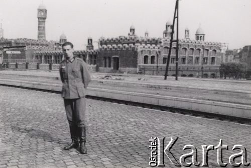 Czerwiec 1940, Francja.
 Żołnierz Wehrmachtu pozuje na tle dworca kolejowego, z lewej wieża zegarowa.
 Fot. NN, zbiory Ośrodka KARTA, udostępnił Stanisław Blichiewicz
   
