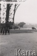 Lipiec 1940, Paryż, Francja.
 Żołnierze Wehrmachtu pozują do fotografii pod wieżą Eiffla.
 Fot. NN, zbiory Ośrodka KARTA, udostępnił Stanisław Blichiewicz
   
