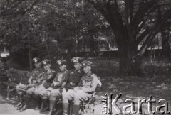 1940, Francja.
 Podoficerowie Wehrmachtu na ławce w parku.
 Fot. NN, zbiory Ośrodka KARTA, udostępnił Stanisław Blichiewicz
   

