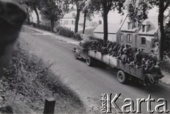 Czerwiec 1940, Francja.
 Francuscy jeńcy jadący ciężarówką.
 Fot. NN, zbiory Ośrodka KARTA, udostępnił Stanisław Blichiewicz
   

