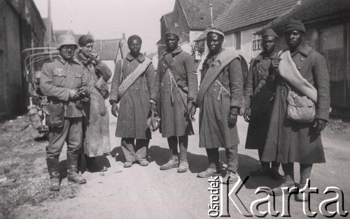1940, Francja.
 Jeńcy francuscy – Strzelcy Senegalscy  wzięci do niewoli przez oddział motocyklistów.
 Fot. NN, zbiory Ośrodka KARTA, udostępnił Stanisław Blichiewicz
   
