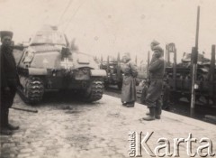 1940, Francja.
 Załadunek na eszelon  francuskiego czołgu średniego SOMUA S-35 z domalowanymi znakami niemieckimi. Na peronie stoi jeden żołnierz armii niemieckiej i trzech jeńców francuskich. Na dalszym planie widoczne załadowane czołgi francuskie Renault R-35.
 Fot. NN, zbiory Ośrodka KARTA, udostępnił Stanisław Blichiewicz
   
