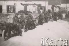 1940, Francja.
 Oddział motocyklistów Wehrmachtu na motocyklach BMW.
 Fot. NN, zbiory Ośrodka KARTA, udostępnił Stanisław Blichiewicz
   
