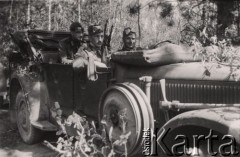 1940, Francja.
 Niemiecki samochód sztabowy Kraftfahrzeug 15 (Mercedes-Benz 340) zamaskowany gałęziami, w samochodzie siedzi trzech szeregowych żołnierzy niemieckich.
 Fot. NN, zbiory Ośrodka KARTA, udostępnił Stanisław Blichiewicz
   
