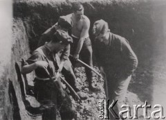 1940, Francja.
 Żołnierze niemieccy kopią dół - ziemiankę.
 Fot. NN, zbiory Ośrodka KARTA, udostępnił Stanisław Blichiewicz
   
