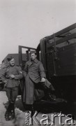 1940, Francja.
 Dwaj żołnierze Wehrmachtu przy francuskim samochodzie ciężarowym, kapral w mundurze służbowym, drugi żołnierz ma założony francuski płaszcz wojskowy. 
 Fot. NN, zbiory Ośrodka KARTA, udostępnił Stanisław Blichiewicz
   
