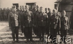 1940, Francja.
 Członkowie organizacji RAD (Reichsarbeitsdienst, pol. Służba Pracy Rzeszy), na rękawach mundurów widać opaski Deutsche Wehrmacht.
 Fot. NN, zbiory Ośrodka KARTA, udostępnił Stanisław Blichiewicz
   
