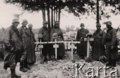 Czerwiec 1940, Francja.
 Motocykliści – żołnierze Wehrmachtu stoją przy czterech mogiłach żołnierzy niemieckich, na krzyżach powieszone hełmy.
 Fot. NN, zbiory Ośrodka KARTA, udostępnił Stanisław Blichiewicz
   

