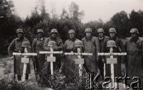Czerwiec 1940, Francja.
 Motocykliści – żołnierze Wehrmachtu stoją przy czterech mogiłach żołnierzy niemieckich, na krzyżach powieszone hełmy, żołnierze stojący od lewej trzymają karabiny typu Mauser.
 Fot. NN, zbiory Ośrodka KARTA, udostępnił Stanisław Blichiewicz
   
