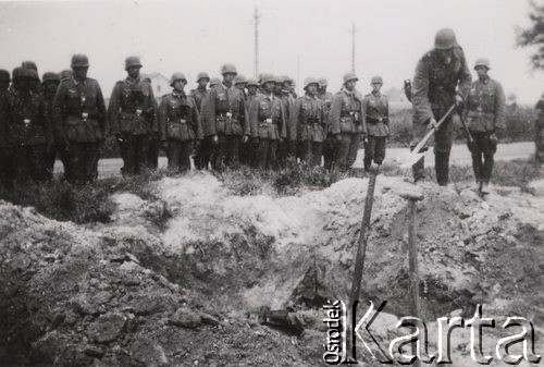 1940, Francja.
 Pogrzeb niemieckiego żołnierza.
 Fot. NN, zbiory Ośrodka KARTA, udostępnił Stanisław Blichiewicz
   
