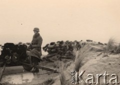 1940-1941, Belgia
 Żołnierz Wehrmachtu przy armacie Pak 37.
 Fot. NN, zbiory Ośrodka KARTA, udostępnił Stanisław Blichiewicz
   
