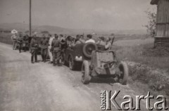1940-1941, brak miejsca.
 Kolumna trzech samochodów Wehrmachtu, do ostatniego przymocowano działo Pak 37.
 Fot. NN, zbiory Ośrodka KARTA, udostępnił Stanisław Blichiewicz
   
