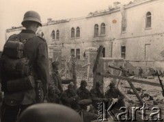 Czerwiec 1941, Brześć nad Bugiem (Brześć Litewski).
 Twierdza Brześć - jeńcy radzieccy pilnowani przez żołnierza Wehrmachtu.
 Fot. NN, zbiory Ośrodka KARTA, udostępnił Stanisław Blichiewicz
   
