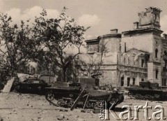 Czerwiec 1941, Brześć nad Bugiem (Brześć Litewski).
 Twierdza Brześć, zniszczone czołgi radzieckie T 37.
 Fot. NN, zbiory Ośrodka KARTA, udostępnił Stanisław Blichiewicz
   
