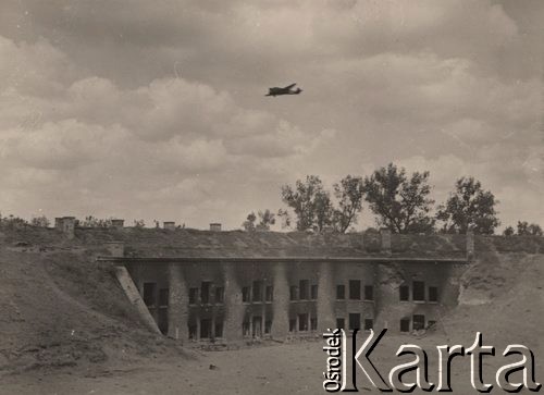 Czerwiec 1941, Brześć nad Bugiem (Brześć Litewski).
 Samolot Junkers Ju-52 lecący nad zdobytą twierdzą.
 Fot. NN, zbiory Ośrodka KARTA, udostępnił Stanisław Blichiewicz
   

