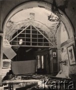 Czerwiec 1941, Brześć nad Bugiem (Brześć Litewski).
 Twierdza Brześć, zniszczona sala kinowa, z prawej w głębi portret Włodzimierza Lenina.
 Fot. NN, zbiory Ośrodka KARTA, udostępnił Stanisław Blichiewicz
   

