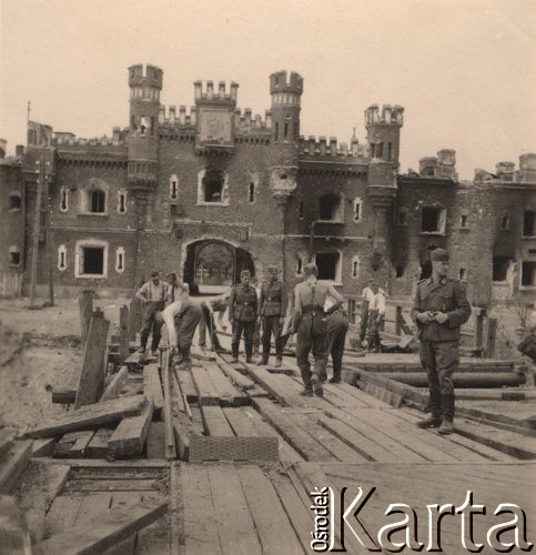 1941, Brześć nad Bugiem (Brześć Litewski).
 Niemieccy żołnierze naprawiają most wiodący do twierdzy.
 Fot. NN, zbiory Ośrodka KARTA, udostępnił Stanisław Blichiewicz
   
