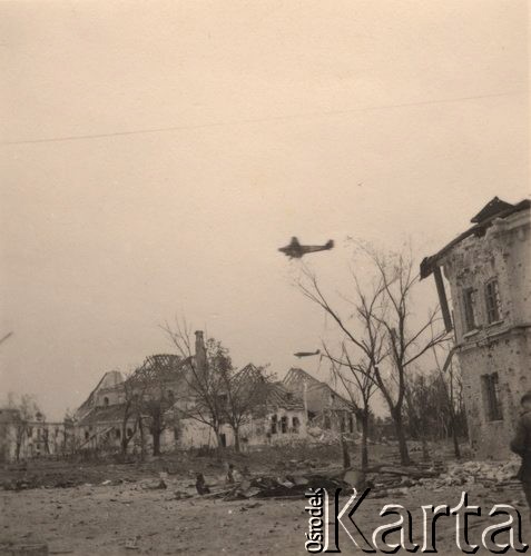1941, Brześć nad Bugiem (Brzesć Litewski).
 Samolot Junkers Ju-52 lecący nad zdobytą twierdzą.
 Fot. NN, zbiory Ośrodka KARTA, udostępnił Stanisław Blichiewicz
   
