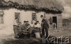 1941, Brześć nad Bugiem (Brześć Litewski).
 Niemieccy żołnierze grający w karty przed chałupą.
 Fot. NN, zbiory Ośrodka KARTA, udostępnił Stanisław Blichiewicz
   
