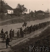 1941, Brześć nad Bugiem (Brześć Litewski).
 Okolice Twierdzy Brześć, niemieccy żołnierze prowadzą przez wieś kolumnę radzieckich jeńców.
 Fot. NN, zbiory Ośrodka KARTA, udostępnił Stanisław Blichiewicz
   
