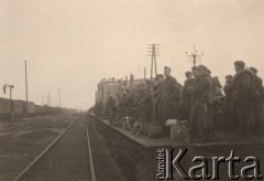 1941, Brześć nad Bugiem (Brześć Litewski).
 Dworzec kolejowy, żołnierze Wehrmachtu czekający na pociąg.
 Fot. NN, zbiory Ośrodka KARTA, udostępnił Stanisław Blichiewicz
   
