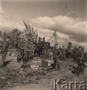 1941, Brześć nad Bugiem (Brześć Litewski).
 Okolice Twierdzy Brześć, niemieccy żołnierze przy zdobytej radzieckiej haubicy 152 mm, wz. 37.
 Fot. NN, zbiory Ośrodka KARTA, udostępnił Stanisław Blichiewicz
   
