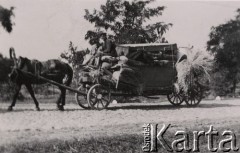 Po 1941, Polska.
 Mężczyzna i kobieta na wozie wiozącym ich dobytek.
 Fot. NN, zbiory Ośrodka KARTA, udostępnił Stanisław Blichiewicz
   
