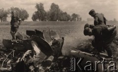 1941, ZSRR.
 Niemieccy żołnierze oglądają szczątki zestrzelonego samolotu.
 Fot. NN, zbiory Ośrodka KARTA, udostępnił Stanisław Blichiewicz
   
