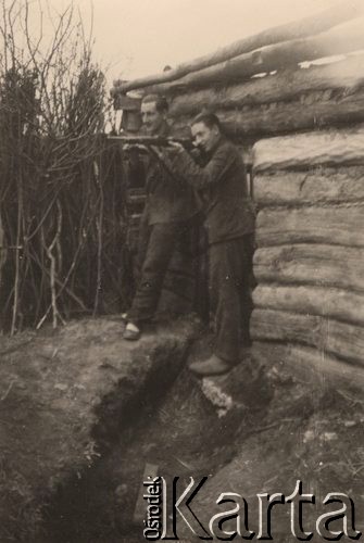 1941, ZSRR.
 Dwaj niemieccy żołnierze, jeden celuje z karabinu Mauser.
 Fot. NN, zbiory Ośrodka KARTA, udostępnił Stanisław Blichiewicz
   
