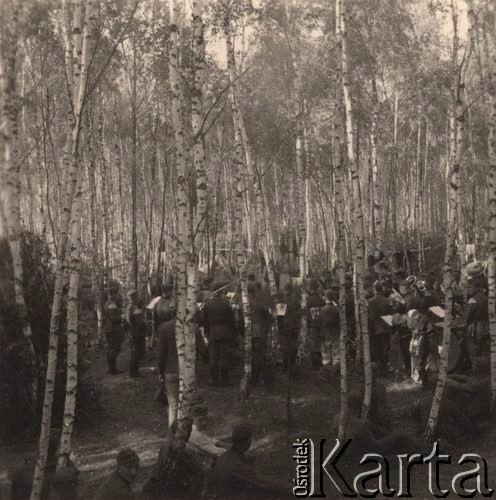 1941, ZSRR.
 Obóz leśny armii niemieckiej, między drzewami stoją członkowie wojskowej orkiesrty.
 Fot. NN, zbiory Ośrodka KARTA, udostępnił Stanisław Blichiewicz
   
