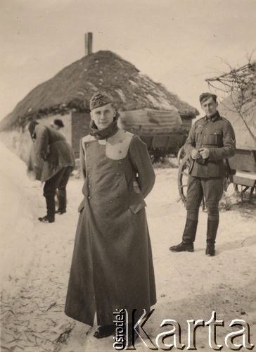 Zima 1942, ZSRR.
 Na pierwszym planie szeregowy Wehrmachtu  w płaszczu z doszytymi na ramionach wzmocnieniami wykonanymi ze skóry, na drugim planie kapral Wehrmachtu.
 Fot. NN, zbiory Ośrodka KARTA, udostępnił Stanisław Blichiewicz
   
