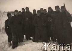 Zima 1942, ZSRR.
 Żołnierze Wehrmachtu, jeden trzyma karabin maszynowy MG 34, kolejny z żołnierzy  trzyma skrzynię z amunicją do MG.
 Fot. NN, zbiory Ośrodka KARTA, udostępnił Stanisław Blichiewicz
   
