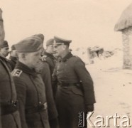 Zima 1942, ZSRR.
 Żołnierze niemieccy na froncie wschodnim, podpułkownik Wehrmachtu dokonuje przeglądu podoficerów - na zdjęciu widoczny sierżant sztabowy  i plutonowi.
 Fot. NN, zbiory Ośrodka KARTA, udostępnił Stanisław Blichiewicz
   
