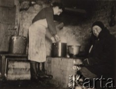 Zima 1942, ZSRR.
 Żołnierze niemieccy na froncie wschodnim, kuchnia polowa - gotowanie obiadu.
 Fot. NN, zbiory Ośrodka KARTA, udostępnił Stanisław Blichiewicz
   
