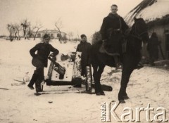 Zima 1942, ZSRR.
 Żołnierze Wehrmachtu stoją przy niemieckiej armacie przeciwpancernej Pak 37, żołnierz na koniu jest ubrany w kożuch, przy pasie ma kaburę do pistoletu P08.
 Fot. NN, zbiory Ośrodka KARTA, udostępnił Stanisław Blichiewicz
   
