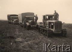 Wiosna 1942, ZSRR.
 Żołnierze niemieccy na froncie wschodnim, radziecki ciągnik wyciągający z błota ciężarówki ZIS i Opel.
 Fot. NN, zbiory Ośrodka KARTA, udostępnił Stanisław Blichiewicz
   
