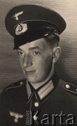 1940, Niemcy
 Kadet w mundurze wyjściowym, na naramiennikach oznaka szkoły, portret.
 Fot. NN, zbiory Ośrodka KARTA, udostępnił Stanisław Blichiewicz
   
