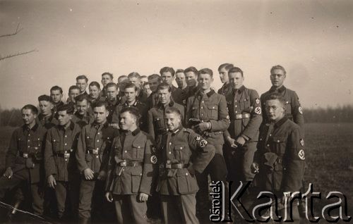 Wiosna 1942, brak miejsca.
 Członkowie Organizacji RAD (Reichsarbeitsdienst, pol. Służba Pracy Rzeszy) z 3 kompanii 301 batalionu.
 Fot. NN, zbiory Ośrodka KARTA, udostępnił Stanisław Blichiewicz
   
